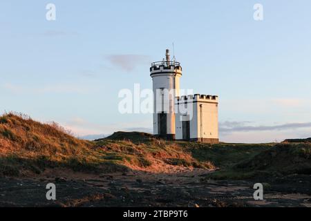 Elie Ness Lighthouse Reflection au coucher du soleil, Ruby Bay, Elie, Fife, Écosse, ROYAUME-UNI Banque D'Images