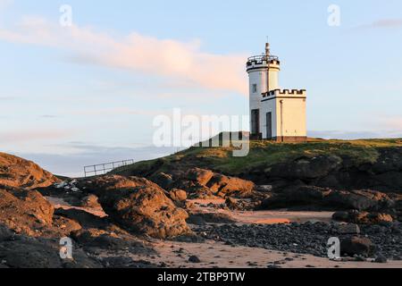 Elie Ness Lighthouse Reflection au coucher du soleil, Ruby Bay, Elie, Fife, Écosse, ROYAUME-UNI Banque D'Images