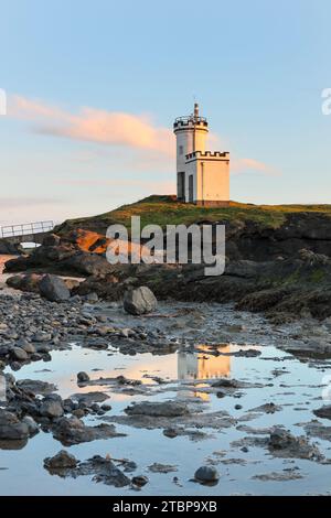 Elie Ness Lighthouse Reflection au coucher du soleil, Ruby Bay, Elie, Fife, Écosse, ROYAUME-UNI Banque D'Images