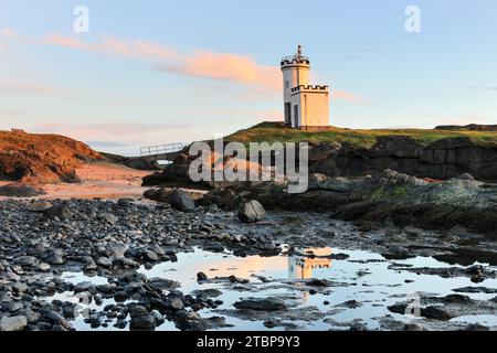 Elie Ness Lighthouse Reflection au coucher du soleil, Ruby Bay, Elie, Fife, Écosse, ROYAUME-UNI Banque D'Images