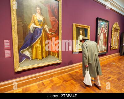 Visiteur du musée regardant les peintures historiques à l'intérieur de la National Portrait Gallery, Londres, Royaume-Uni Banque D'Images