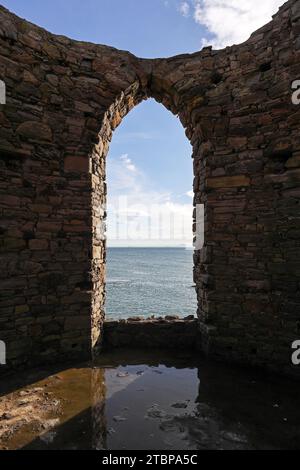 Vue de fenêtre de Lady’s Tower sur le chemin côtier de Fife, Ruby Bay, Elie, Fife, Écosse, ROYAUME-UNI Banque D'Images