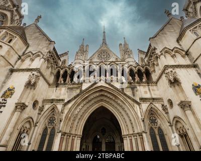 Les cours royales de justice ou cours de justice qui abritent la haute Cour, Westminster, Londres, Royaume-Uni Banque D'Images