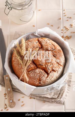 Pain rond multigrain cuit avec de la farine maison. Pain maison. Banque D'Images