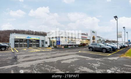 Yorkville, New York - 23 novembre 2023 : Chrysler Dodge Jeep RAM of Utica, est une concession familiale qui est en affaires depuis 2022. Banque D'Images