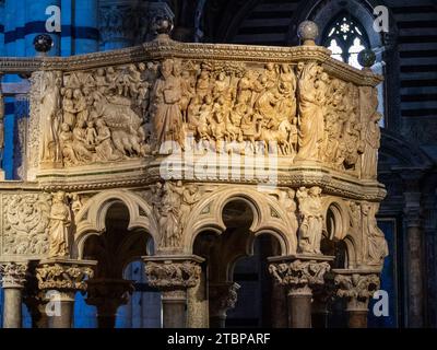 Visite et Nativité et adoration des Mages, détail de la chaire Nicola Pisano, cathédrale de Sienne Banque D'Images