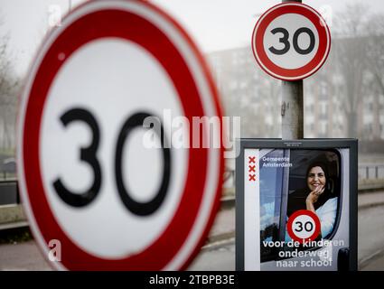 AMSTERDAM - panneaux de signalisation pour 30 km par heure à la Mauritskade. À Amsterdam, une nouvelle limite de vitesse de 30 kilomètres à l'heure s'applique sur 80 % de toutes les routes. Ces derniers mois, des panneaux de signalisation avec la vitesse correcte ont été placés dans toute la ville, avec un autocollant sur le dessus qui avertit de la nouvelle vitesse qui s'appliquera. ANP SEM VAN DER WAL pays-bas Out - belgique Out Banque D'Images