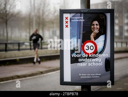 AMSTERDAM - Un panneau d'affichage attire l'attention sur la vitesse maximale de 30 km par heure à la Mauritskade. À Amsterdam, une nouvelle limite de vitesse de 30 kilomètres à l'heure s'applique sur 80 % de toutes les routes. Ces derniers mois, des panneaux de signalisation avec la vitesse correcte ont été placés dans toute la ville, avec un autocollant sur le dessus qui avertit de la nouvelle vitesse qui s'appliquera. ANP SEM VAN DER WAL pays-bas Out - belgique Out Banque D'Images