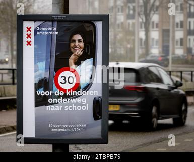 AMSTERDAM - Un panneau d'affichage attire l'attention sur la vitesse maximale de 30 km par heure à la Mauritskade. À Amsterdam, une nouvelle limite de vitesse de 30 kilomètres à l'heure s'applique sur 80 % de toutes les routes. Ces derniers mois, des panneaux de signalisation avec la vitesse correcte ont été placés dans toute la ville, avec un autocollant sur le dessus qui avertit de la nouvelle vitesse qui s'appliquera. ANP SEM VAN DER WAL pays-bas Out - belgique Out Banque D'Images