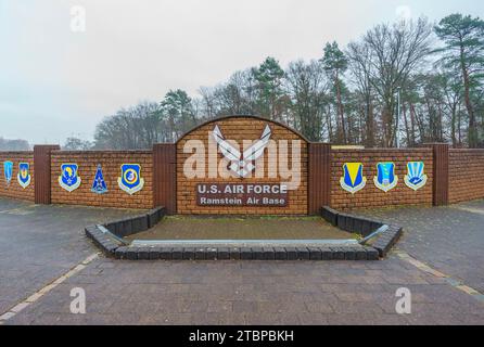 Ramstein Miesenbach, Allemagne. 08 décembre 2023. Le symbole de la base aérienne de Ramstein de l'US Air Force et les symboles de diverses unités de l'Air Force, photographié sur le mur extérieur de la base aérienne de Ramstein. La Force spatiale des États-Unis étend sa portée mondiale avec la création d ' une nouvelle formation spatiale pour l ' Europe et l ' Afrique. Le commandement est activé par une cérémonie à laquelle assistent des représentants du Bundestag, de la Bundeswehr et des représentants des alliés de l'OTAN et des États partenaires. Crédit : Andreas Arnold/dpa/Alamy Live News Banque D'Images