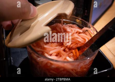 Tsukemono beni shoga est fabriqué à partir de fines bandes de gingembre mariné et est servi gratuitement dans les restaurants japonais. Banque D'Images