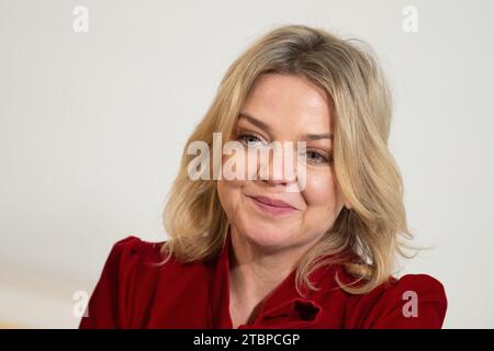 Hahnenklee, Allemagne. 08 décembre 2023. La chanteuse Annett Louisan sourit avant la cérémonie de remise des prix Paul Lincke Ring. Le prix non doté est remis chaque année aux musiciens qui ont apporté une contribution exceptionnelle à la musique de langue allemande. Crédit : Swen Pförtner/dpa/Alamy Live News Banque D'Images