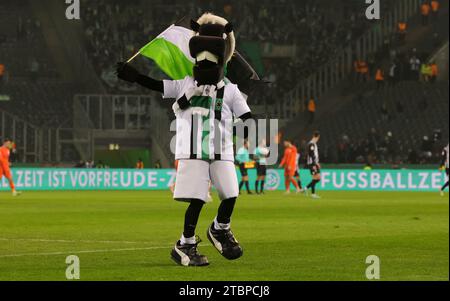 Monchengladbach, Deutschland. 05 décembre 2023. Firo : 05.12.2023, football, football, DFB Cup 2023/2024 tour de 16 VFL Borussia Monchengladbach - VfL Wolfsburg 1:0 mascotte VFL Junter Credit : dpa/Alamy Live News Banque D'Images