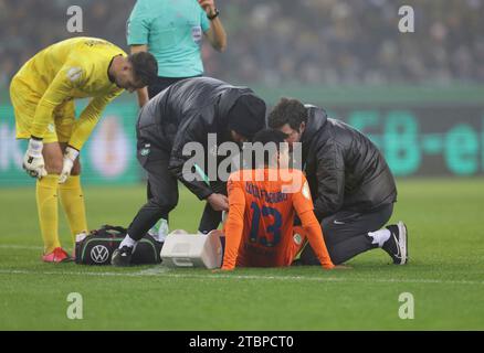 Monchengladbach, Deutschland. 05 décembre 2023. Firo : 05.12.2023, football, football, DFB Cup 2023/2024 Round of 16 VFL Borussia Monchengladbach - VfL Wolfsburg blessé au sol Rogério Rogerio crédit : dpa/Alamy Live News Banque D'Images