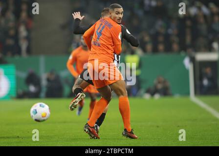 Monchengladbach, Deutschland. 05 décembre 2023. Firo : 05.12.2023, football, football, DFB Cup 2023/2024 Round of 16 VFL Borussia Monchengladbach - VfL Wolfsburg TWO-KONTCH Maxence Lacroix crédit : dpa/Alamy Live News Banque D'Images