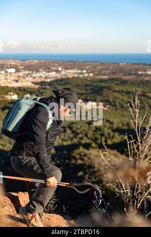 L'homme descend la montagne entourée par le paysage du parc naturel du Garraf. Banque D'Images