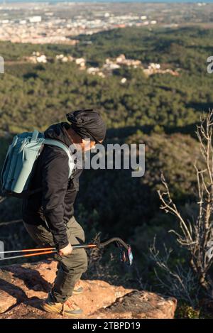 L'homme descend la montagne entourée par le paysage du parc naturel du Garraf. Banque D'Images