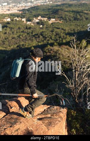 L'homme descend la montagne entourée par le paysage du parc naturel du Garraf. Banque D'Images