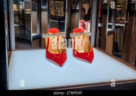 Une paire de chaussures à stiletto rouge Jimmy Choo exposée dans une vitrine. Banque D'Images