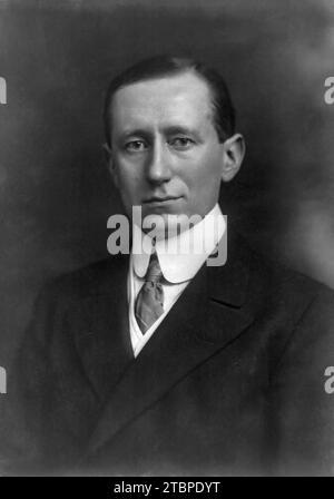 Guglielmo Marconi, portrait, tête et épaules, face à gauche. Année : 1908. Photographes : Pach Brothers. Banque D'Images