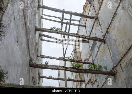 Vieilles poutres en bois à colombages entre deux maisons modernes à Laredo, Cantabrie Banque D'Images