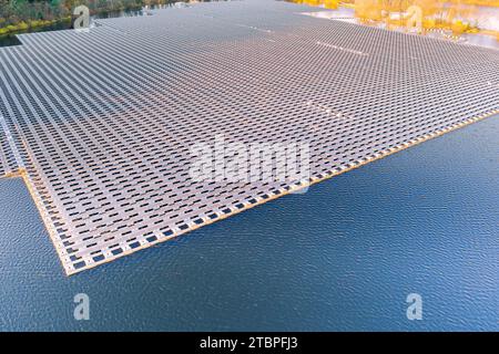 Les panneaux solaires flottent dans le grand étang d'eau sont utilisés pour générer de l'électricité à partir de la lumière du soleil Banque D'Images