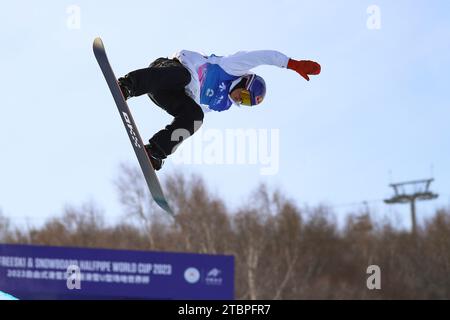 Zhangjiakou, province chinoise du Hebei. 8 décembre 2023. Scotty James d'Australie participe à la finale de la demi-pipe masculine à la coupe du monde FIS de snowboard à Zhangjiakou, dans la province du Hebei, dans le nord de la Chine, le 8 décembre 2023. Crédit : Wu Diansen/Xinhua/Alamy Live News Banque D'Images