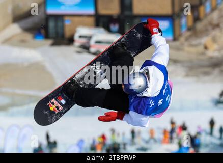 Zhangjiakou, province chinoise du Hebei. 8 décembre 2023. Scotty James d'Australie participe à la finale de la demi-pipe masculine à la coupe du monde FIS de snowboard à Zhangjiakou, dans la province du Hebei, dans le nord de la Chine, le 8 décembre 2023. Crédit : Wu Diansen/Xinhua/Alamy Live News Banque D'Images