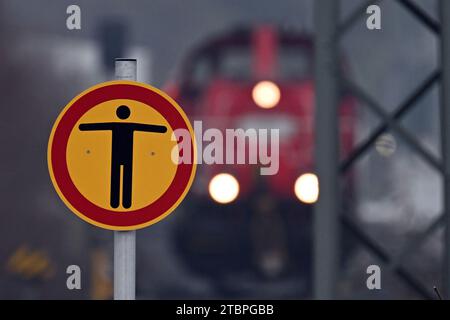 Montabaur, Allemagne. 08 décembre 2023. Une locomotive de manœuvre roule derrière un panneau d'interdiction. Le syndicat allemand des conducteurs de train (GDL) avait appelé à une autre grève de 24 heures chez Deutsche Bahn AG. Crédit : Federico Gambarini/dpa/Alamy Live News Banque D'Images