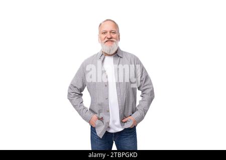 mignon charmant grand-père intelligent avec une barbe blanche et une moustache est habillé d'une chemise rayée et un jean Banque D'Images