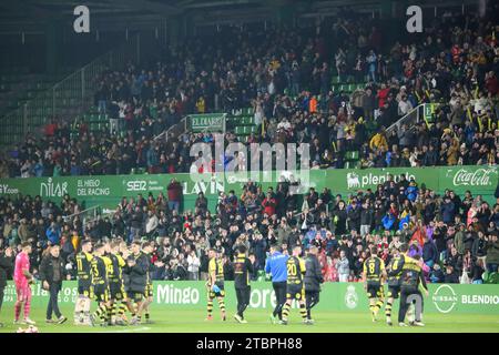 Santander, Espagne. 07 décembre 2023. Santander, Espagne, le 7 décembre 2023 : les joueurs de CD Cayon viennent remercier leurs supporters pour leur soutien lors de la deuxième manche de la SM El Rey Cup 2023-24 entre CD Cayon et Athletic Club, le 7 décembre 2023, sur les terrains de sport El Sardinero, à Santander, Espagne. (Photo Alberto Brevers/Pacific Press) crédit : Pacific Press Media production Corp./Alamy Live News Banque D'Images