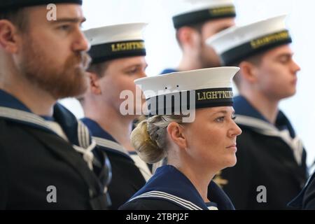 Le personnel du 809 Naval Air Squadron parade lors de la cérémonie de mise en service à la RAF Marham à Norfolk. Ils deviennent le deuxième escadron de première ligne à être mis en place pour piloter les avions de chasse furtifs F-35 Lightning de la RAF. L'escadron a été formé à l'origine en 1941 et plus récemment exploité en 1982, volant pendant la guerre des Malouines avant que l'escadron ne soit désarmé en décembre de la même année. Date de la photo : Vendredi 8 décembre 2023. Banque D'Images