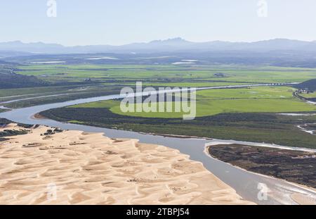 Photographie aérienne de l'estuaire de la rivière Gamtoos et des montagnes lointaines Baviaanskloof à l'horizon. Banque D'Images