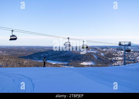 Une scène hivernale avec un télésiège montant une montagne enneigée à Are, en Suède Banque D'Images