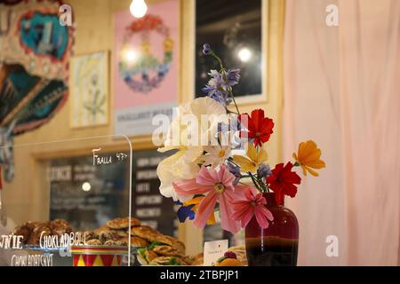 Gros plan d'une vitrine présentant un vase rempli d'un arrangement coloré de fleurs Banque D'Images
