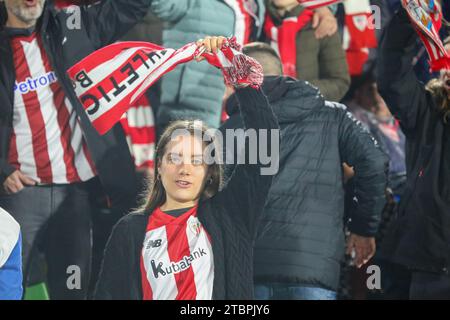 Santander, Cantabrie, Espagne. 7 décembre 2023. Santander, Espagne, le 07 décembre 2023 : une fan de l'Athletic Club avec son foulard lors de la deuxième manche de la SM El Rey Cup 2023-24 entre CD Cayon et Athletic Club, le 07 décembre 2023, à Los Campos de Sport d'El Sardinero, à Santander, Espagne. (Image de crédit : © Alberto Brevers/Pacific Press via ZUMA Press Wire) USAGE ÉDITORIAL SEULEMENT! Non destiné à UN USAGE commercial ! Banque D'Images