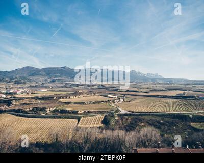 Une petite ville pittoresque nichée dans une vallée montagneuse entourée de champs luxuriants et verdoyants et d'arbres imposants Banque D'Images