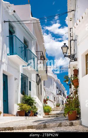 Vue aérienne d'un pittoresque paysage urbain européen avec des bâtiments blancs, chacun avec des portes bleues distinctes et des balcons Banque D'Images