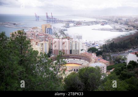 Vue aérienne d'un paysage urbain animé, avec une rivière sinueuse avec de multiples ponts et des immeubles de grande hauteur nichés au bord de l'eau Banque D'Images