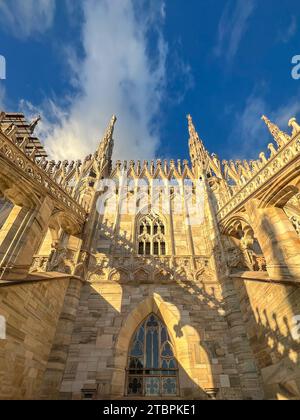 L'extérieur magnifique de la cathédrale de Milan avec des pierres complexes Banque D'Images