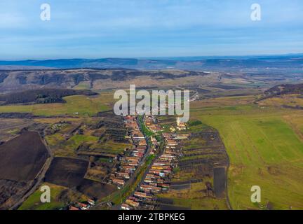 Une vue aérienne d'un village rural en Transylvanie, Roumanie Banque D'Images