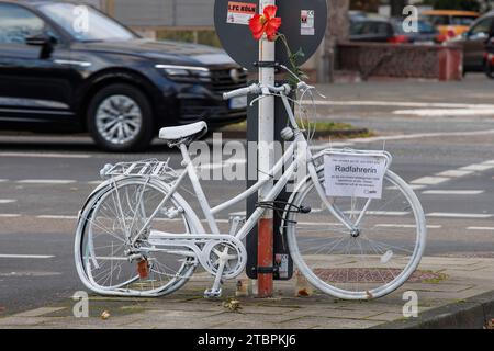 Vélo fantôme, vélo blanc rappelle une cycliste féminine, qui a eu un accident mortel à cet endroit, rue Riehler, Cologne, Allemagne. Geisterrad, weisses Fa Banque D'Images