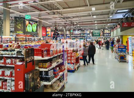 Un supermarché avec une gamme d'articles alimentaires exposés dans une variété de couleurs et de tailles Banque D'Images