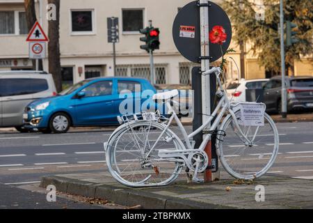 Vélo fantôme, vélo blanc rappelle une cycliste féminine, qui a eu un accident mortel à cet endroit, rue Riehler, Cologne, Allemagne. Geisterrad, weisses Fa Banque D'Images