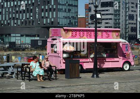 Donut Seller, Donuts ou Doughnuts Street Food Truck dans Pink Citroen Van sur le front de mer ou Pier Head Liverpool Angleterre Royaume-Uni Banque D'Images