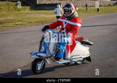 Noël décoré Lambretta scooter, les membres du club de scooter Vespa RheinSchalter Koeln habillé comme Santas se réunissent sur Deutzer Werft avant un tour t Banque D'Images