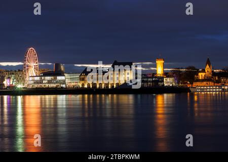 Vue sur le Rhin jusqu'à la grande roue au Musée du chocolat dans le port de Rheinau, Tour Malakoff, Cologne, Allemagne. Blick ueber den Rhein zum Rie Banque D'Images