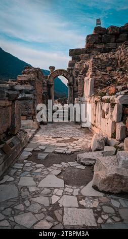 Un sentier en pierre ancienne traversant un paysage urbain historique avec une grande chaîne de montagnes en toile de fond Banque D'Images