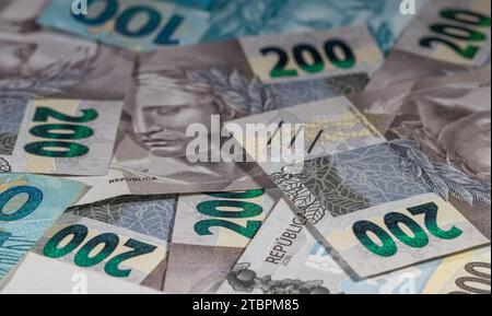 Un ensemble de billets de banque Reais brésiliens alignés sur une surface plane Banque D'Images