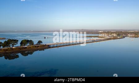 Vue aérienne du pont routier vers Hayling Island (à gauche de la photo) dans le Hampshire Banque D'Images